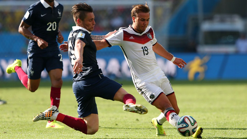 متیو دبوشی - ماریو گتزه|تقابل ماریو گتزه از آلمان در مقابل بازیکن تیم فرانسه ، متیو دبوشی برای گرفتن توپ.