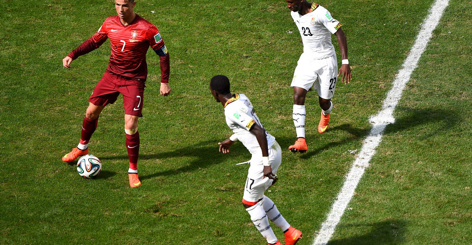 کریستیانو رونالدو|کنترل توپ توسط فوق ستاره پرتغال ، کریستیانو رونالدو .