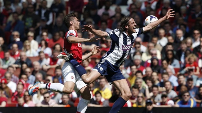 اليوير ژیرود - یوناس اولسون|درگیری بین الیویر جیرود و اولسون در محوطه جریمه.