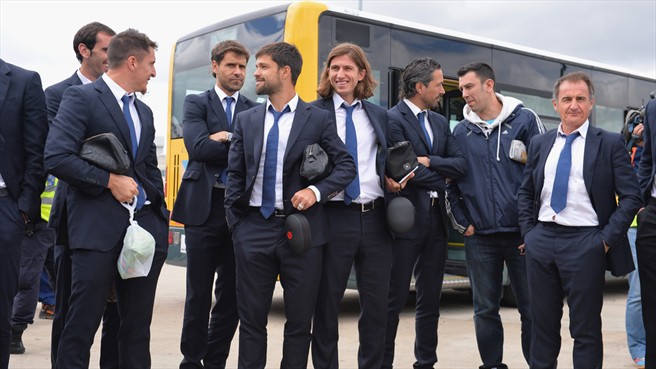 دیگو|دیگو و فیلیپو لوئیس از باشگاه اتلتیکو ماردید همراه با سایر هم تیمی ها برای دیدار در فینال لیگ قهرمانان اروپا برابر رئال مادرید، در فرودگاه شهر لیسبون از هواپیما پیاده می شوند.