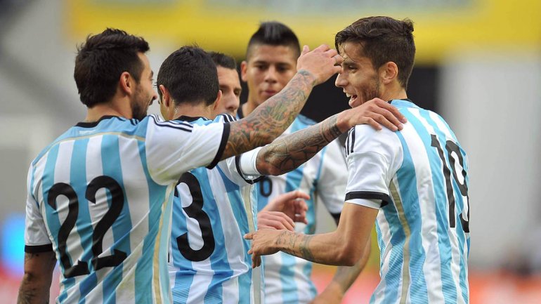 آرژانتین|جشن لئو مسی بعد از باز کردن دروازه اسلوونی همراه با آگوئرو.