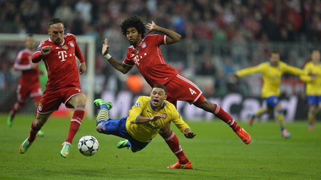 الکس|الکس از آرسنال در بازی برابر بایرن نقش بر زمین می شود.