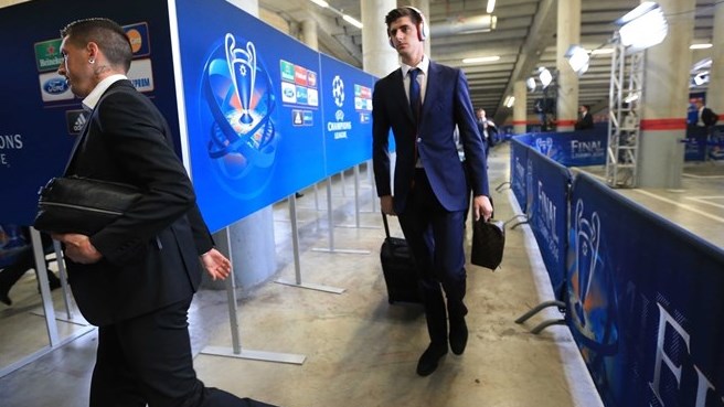 کورتوا|کورتوا، چمدان خود را به ورزشگاه می آورد.