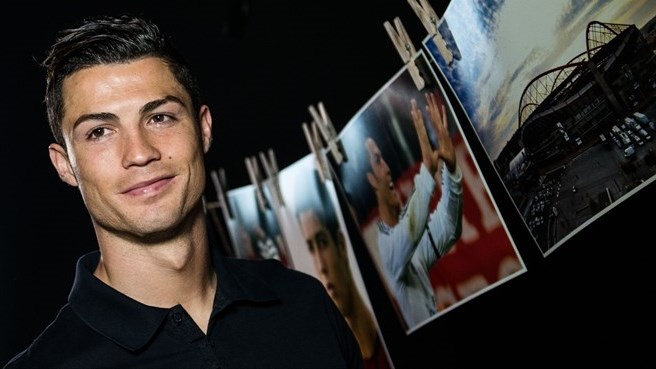 کریستیانو رونالدو|کریستیانو رونالدو پیش از دیدار فینال تیمش در لیسبون برای گرفتن یک عکس برابر خبرنگاران می ایستد.