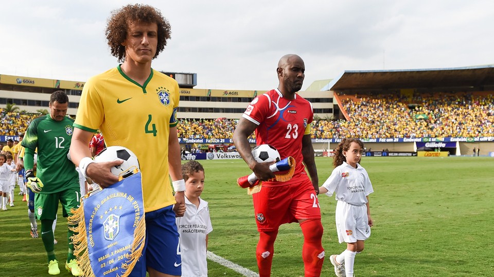 دیوید لوئیز|ورود بازیکنان هردو تیم به زمین