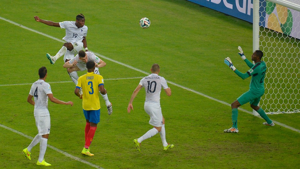 پل پوگبا|ضربه سر دیدنی توسط پل پوگبا ، هافبک تیم ملی فرانسه.