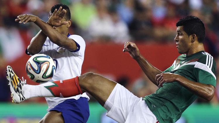 نانی|تلاش بازیکن پرتغال نانی برای حفظ توپ.