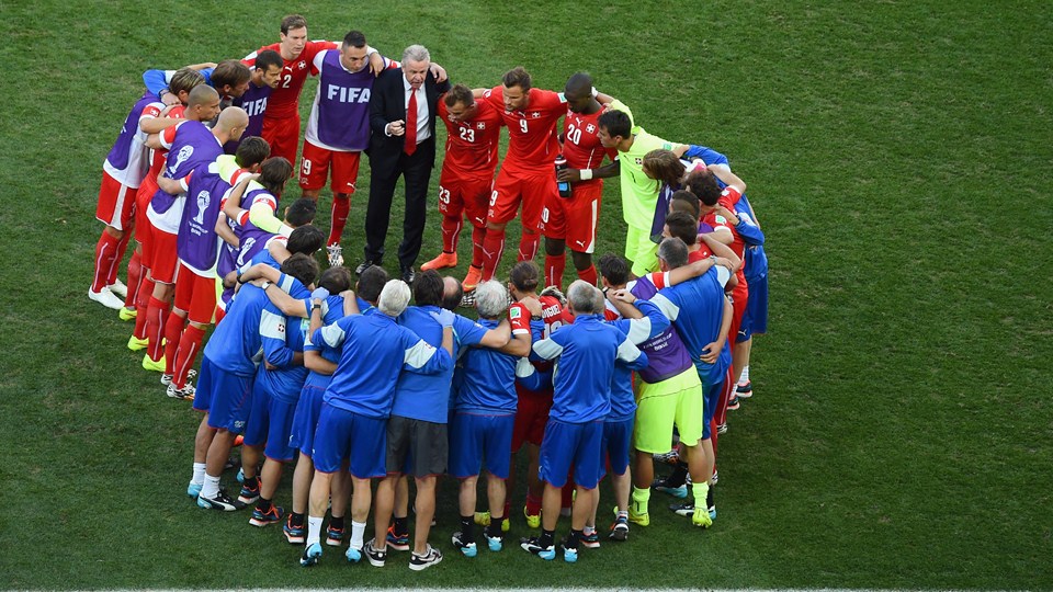 اوتمار هیتزفیلد|حلقه زیبای بازیکنان سوئیس قیل از شروع وقت های اضافه و صحبت های اوتمار هیتزفیلد.