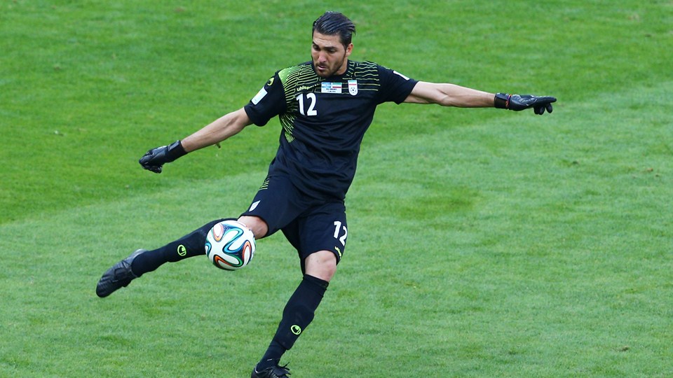 علی‌ رضا حقیقی‌|شوت بلند علیرضا حقیقی به وسط زمین در بازی مقابل آرژانتین .