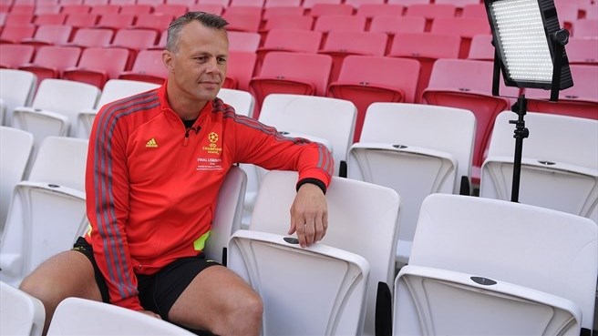 بیورن کوپیرس|بیورن کوپیرس، داور دیدار فینال لیگ قهرمانان اروپا، پیش از انجام مصاحبه، برابر دوربین سایت یوفا می ایستد.