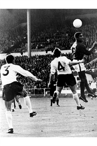 جام جهانی 1966|جام جهانی 1966 انگلستان، نیمه نهایی: انگلستان 2- پرتغال 1. اوزه بیو (سمت راست)