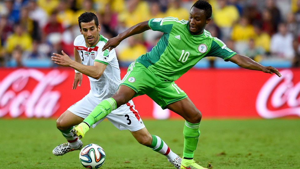 احسان حاج صفی|درگیری میانه میدان بین احسان حاج صفی و هافبک نیجریه ، جان اوبی میکل