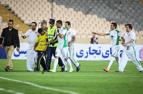 ورود یک هوادار به زمین|استقلال تهران 1 - 1 ذوب آهن اصفهان / لیگ برتر