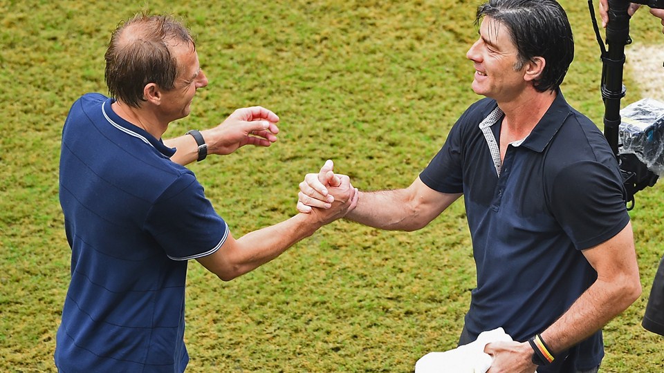 یورگن کلینزمن - یواخیم لو|خوش و بش یورگن کلینزمن و یواخیم لو، سرمربی های دوتیم بعد از بازی.