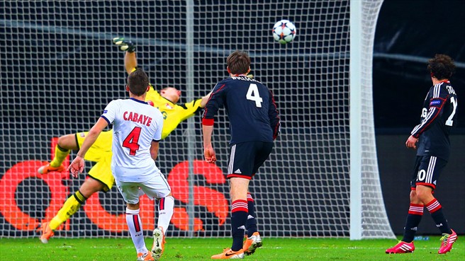 کابایه|کابایه از پاری سن ژرمن یک شوت سنگین را روانه ی دروازه ی لورکوزن می کند. پاری سن ژرمن در این بازی 4-0 به پیروزی می رسد. مرحله ی یک هشتم نهایی.