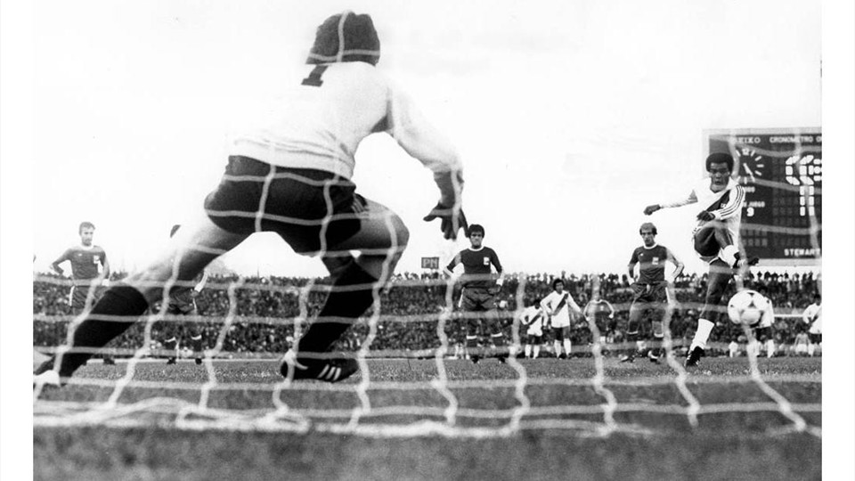 جان جهانی 1978|جام جهانی 1978 آرژانتین، پرو 4 – ایران 1، تئوفیلو کوبیلاس، دو گل از روی ضربه ی پنالتی وارد دروازه ی ایران می کند.