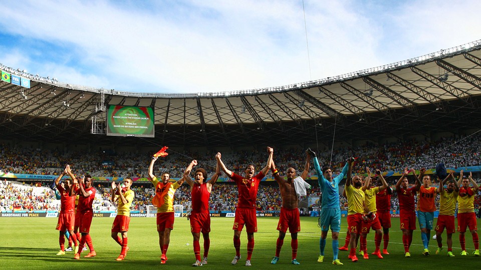 بلژیک|بازیکنان بلژیک بعد از پیروزی مقابل الجزایر شادیشان را با هوادرانشان تقسیم کردند .