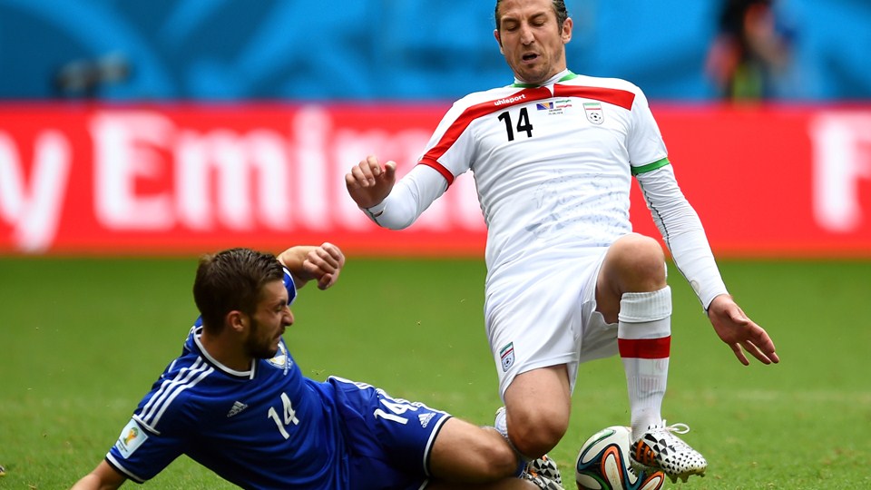 آندرانیک تیموریان|تکل بازیکن بوسنی روی پای آندرانیک تیموریان از کشورمان.