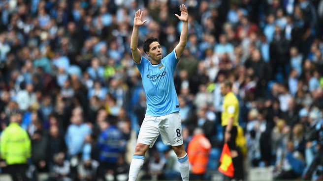 سمیر نصری|تشویق نصری توسط هواداران بعد از باز کردن دروازه حریف.