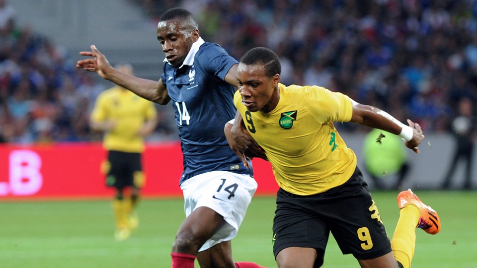 بلیز ماتودی|تلاش هافبک تیم ملی فرانسه متئدی برای کنترل توپ.