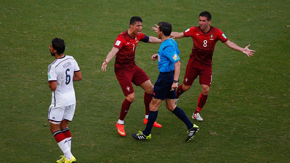 کریستیانو رونالدو|اعتراض ستاره تیم ملی پرتغال کریس رونالدو به داور