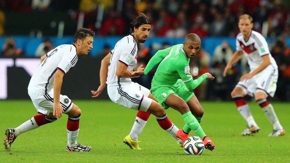 یاسین براهیمی - مسوت اوزیل-خدیرا|کنترل توپ یاسین براهیمی از الجزایر در مقابل مسوت اوزیل.