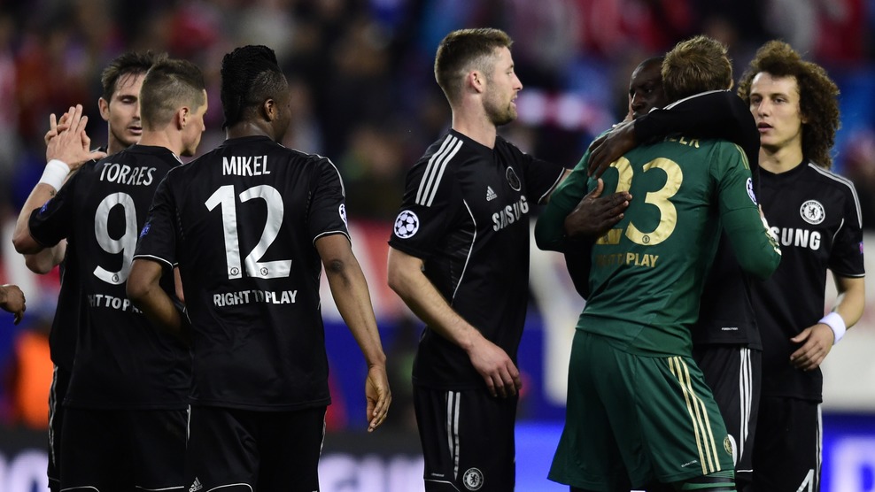 مارک شوارزر - چلسی|تشویق شوارزر به خاطر مهار توپ خطرناک که روی دروازه شون آمد