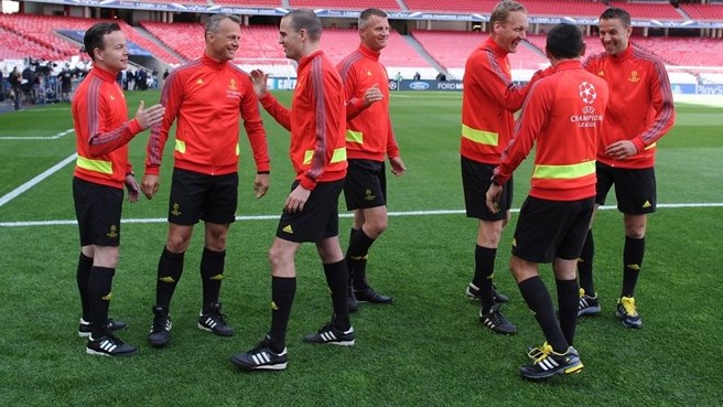 تیم داوری فینال لیگ قهرمانان اروپا|تیم داوری فینال لیگ قهرمانان اروپا پیش از صف آرایی دو تیم اتلتیکو مادرید و رئال مادرید، با یکدیگر ملاقات می کنند.