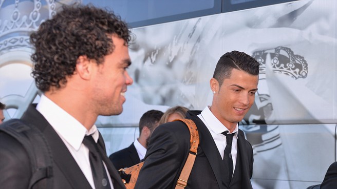 کریستیانو رونالدو|کریستیانو رونالدو از باشگاه رئال مادرید همراه با سایر هم تیمی های خود برای دیدار فینال لیگ قهرمانان اروپا برابر اتلتیکو مادرید، در فرودگاه لیسبون از هواپیما پیاده می شود.