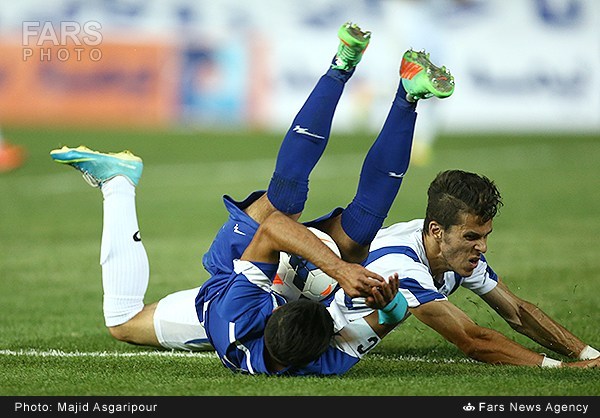 استقلال تهران - ملوان|برخورد میانه میدان بین بازیکن استقلال و ملوان.