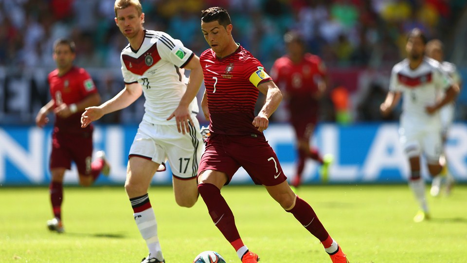 کریستیانو رونالدو - پر مرتساکر|تلاش کریس رونالدو برای کنترل توپ در مقابل مرتساکر .