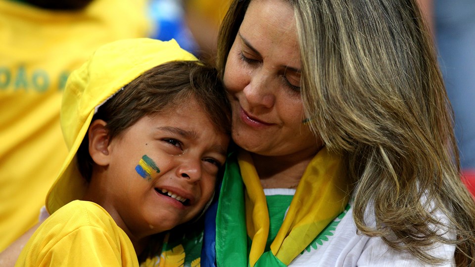 برزیل|اشکهای کودک برزیلی بعد از باختن تیمش مقابل هلند.