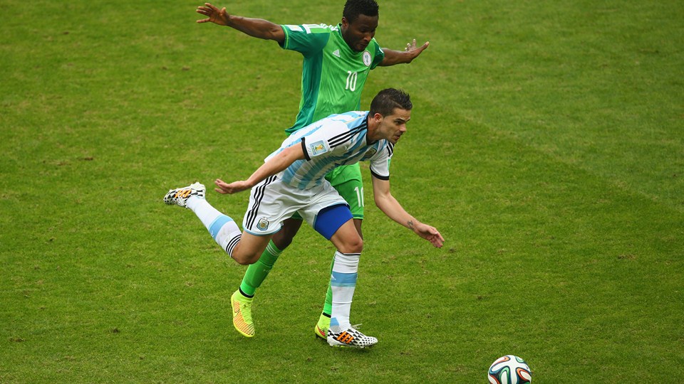 اوبی میکل - گاگو|تقابل بین اوبی میکل و گاگو در جریان بازی دو تیم.