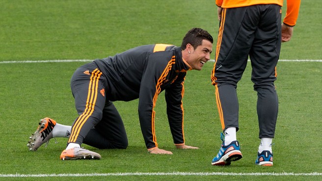 جلسه تمرینی رئال با حضور رونالدو پیش از فینال لیگ قهرمانان اروپا|کریستیانو رونالدو، در جلسه تمرینی رئال مادرید پیش از دیدار فینال لیگ قهرمانان اروپا برابر اتلتیکو مادرید شرک می کند.