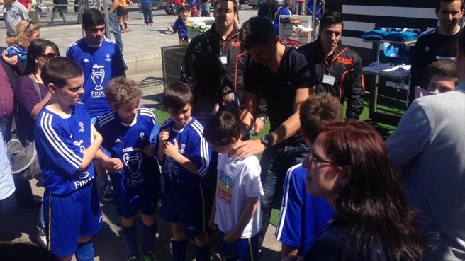 جام قهرمانی لیگ قهرمانان اروپا|دروازه بان سابق پرتغال، ویتور بایا، در زمانی که جام قهرمانی لیگ قهرمانان به پورتو می رسد، به فوتبالدوستان جوان امضا می دهد.