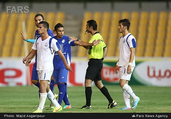 میلاد فخرالدینی|صحبت داور مسابقه با بازیکنان دو تیم.