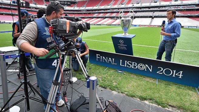 خبرنگاران|ایستگاه های تلویزیونی پیش از انچام فینال آماده می شوند.