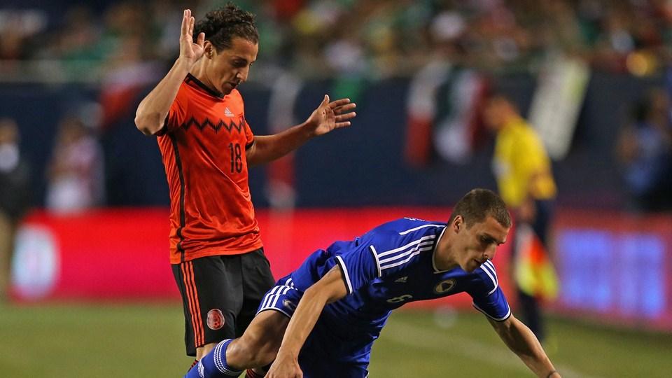 آندرس گواردادو|تلاش گواردادو بازیکن مکزیک برای متوفق کردن بازیکن مقابل خود