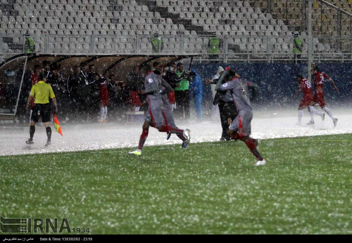 لخویا قطر|شدت گرفتن بارش تگرگ و فرار بازیکنان دو تیم به بیرون از زمین