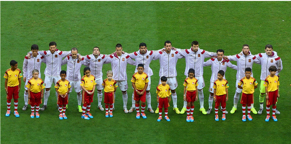 تیم ملی اسپانیا|ستارگان تیم ملی اسپانیا در حال خواندن سرود ملی .