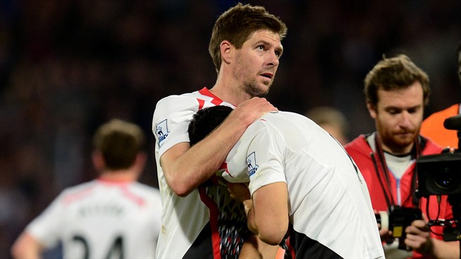 استیون جرارد - لوییس سوارز|اشک های سوارز در آغوش استیون جرارد بعد از بازی مقابل کریستال پالاس.