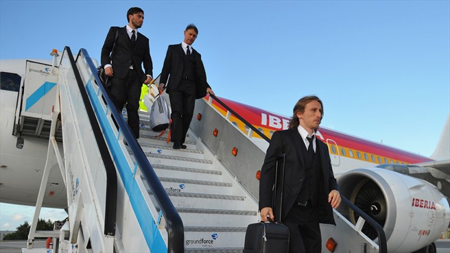 لوکا مودریچ|لوکا مودریچ از باشگاه رئال مادرید همراه با سایر هم تیمی های خود برای دیدار فینال لیگ قهرمانان اروپا برابر اتلتیکو مادرید، در فرودگاه لیسبون از هواپیما پیاده می شود.