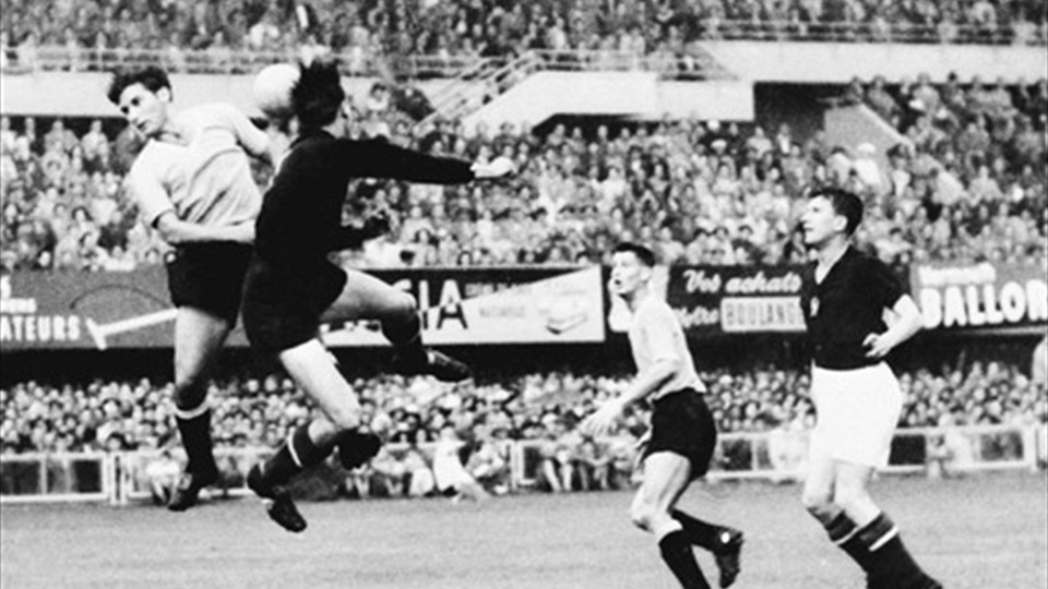 جام جهانی 1954|دروازه بان مجارستان، گیولا گروسیسک (دومین نفر از سمت چپ)، تحت فشار مهاجم اروگوئه، رافائل سوتو (سمت چپ) توپ را دفع می کند. 30 ژوئن 1954، مرحله ی نیمه نهایی مسابقات جام جهانی، دیدار میان تیم های مجارستان و اروگوئه. مجارستان با پیروزی 4-2 برابر اروگوئه در وقت اضافه به فینال راه یافت.