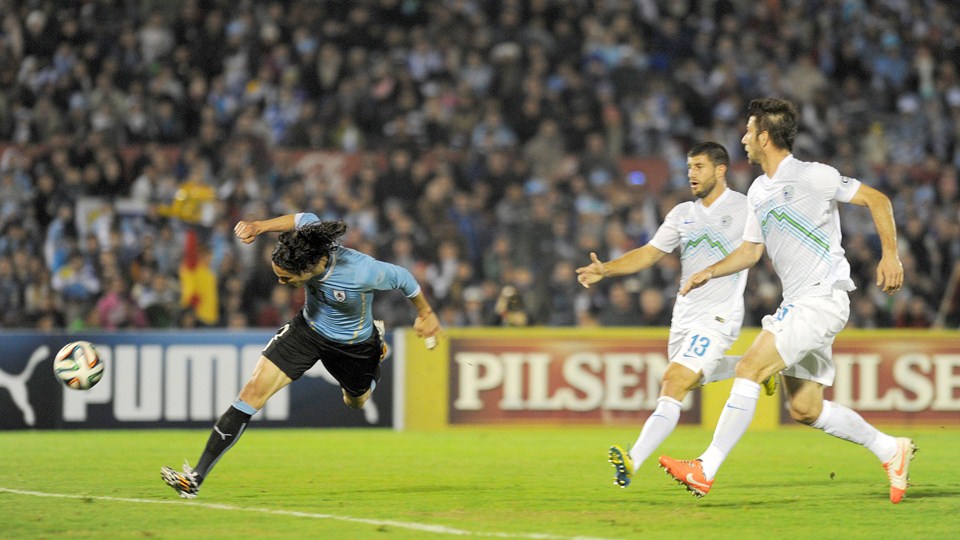 ادینسون کاوانی|ضربه سر ادینسون کاوانی به سمت دروازه اروگوئه.