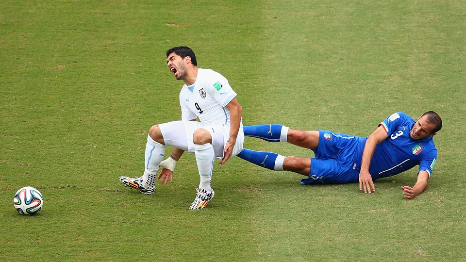 لوئیس آلبرتو سوار|خطای جورجیو کیلینی به روی مهاجم گلزن اروگوئه لوئیس سوارز.