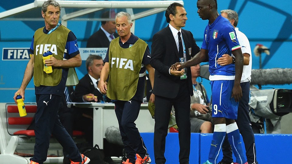 ماریو باروواه بالوتلی - چزاره پراندلي|لحظه تعویض شدن ماریو بالوتلی در بازی مقابل تیم ملی انگلستان .