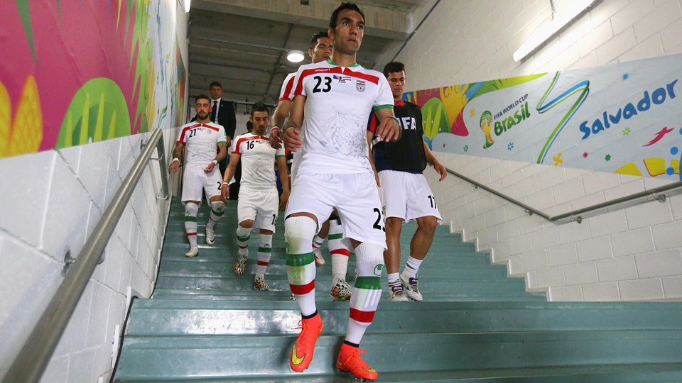 مهرداد پولادی|مهرداد پولادی در حال خارج شدن از تونل ورزشگاه.