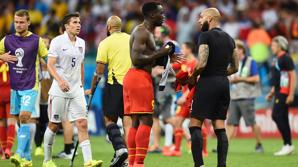 روملو لوکاکو - تیم هاوارد|خوش و بش روملو لوکاکو از بلژیک با سنگربان آمریکا ، تیم هاوارد .