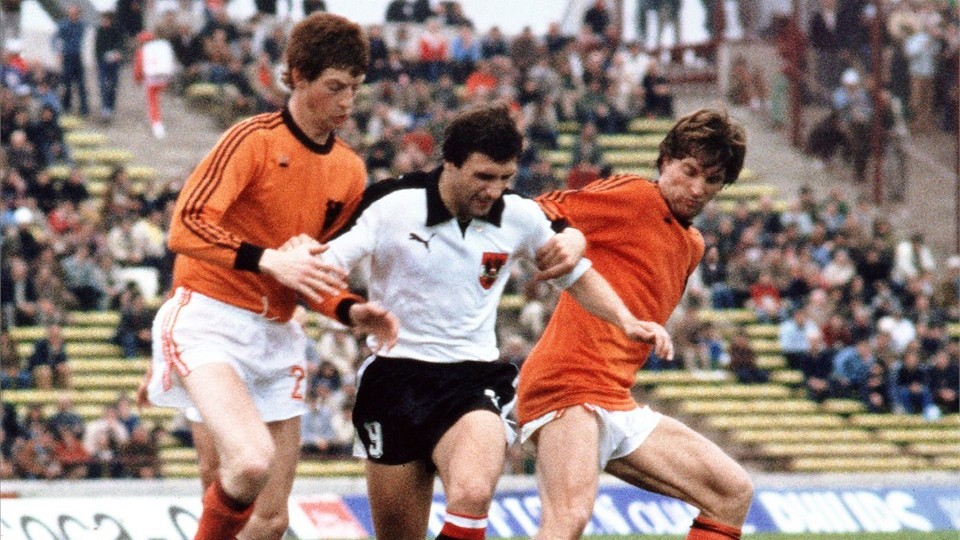 جان جهانی 1978|مهاجم مجار، یوهان کرانکل، تحت فشار بازیکنان هلندی، رود کرول (راست) و ارنی براندتس توپ را از دست می دهد، 14 ژوئن 1978، در کوردوبا، در دیدار مرحله ی نهایی جام جهانی میان تیم ها هلند و لهستان. براندتس گل نخست و تساوی بخش تیمش را به ثمر می رساند، تا هلند در نهایت بازی را 5-1 ببرد.