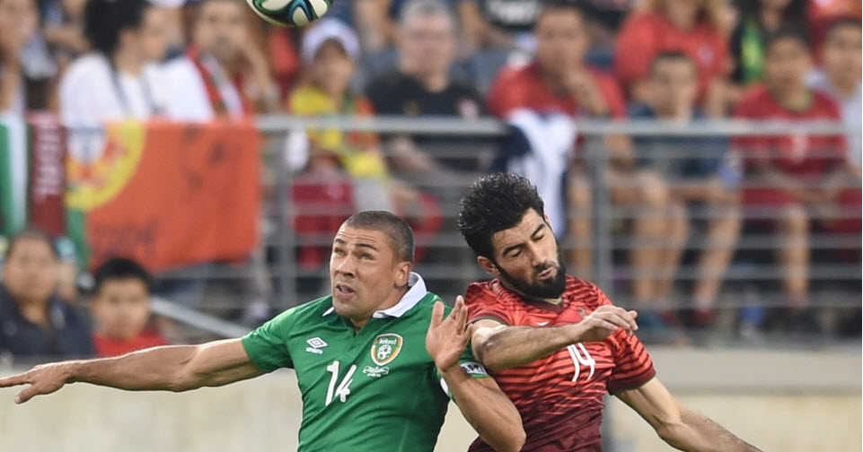 لوییس نتو|تلاش لوییز نتو برای زدن توپ با سر .